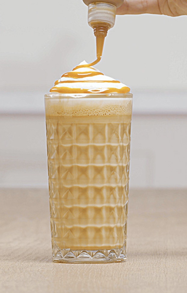 Un verre de café glacé au lait
