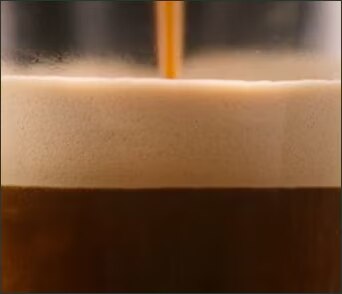 Gros plan sur un caf&eacute; STARBUCKS&reg; en cours de pr&eacute;paration dans une tasse.
