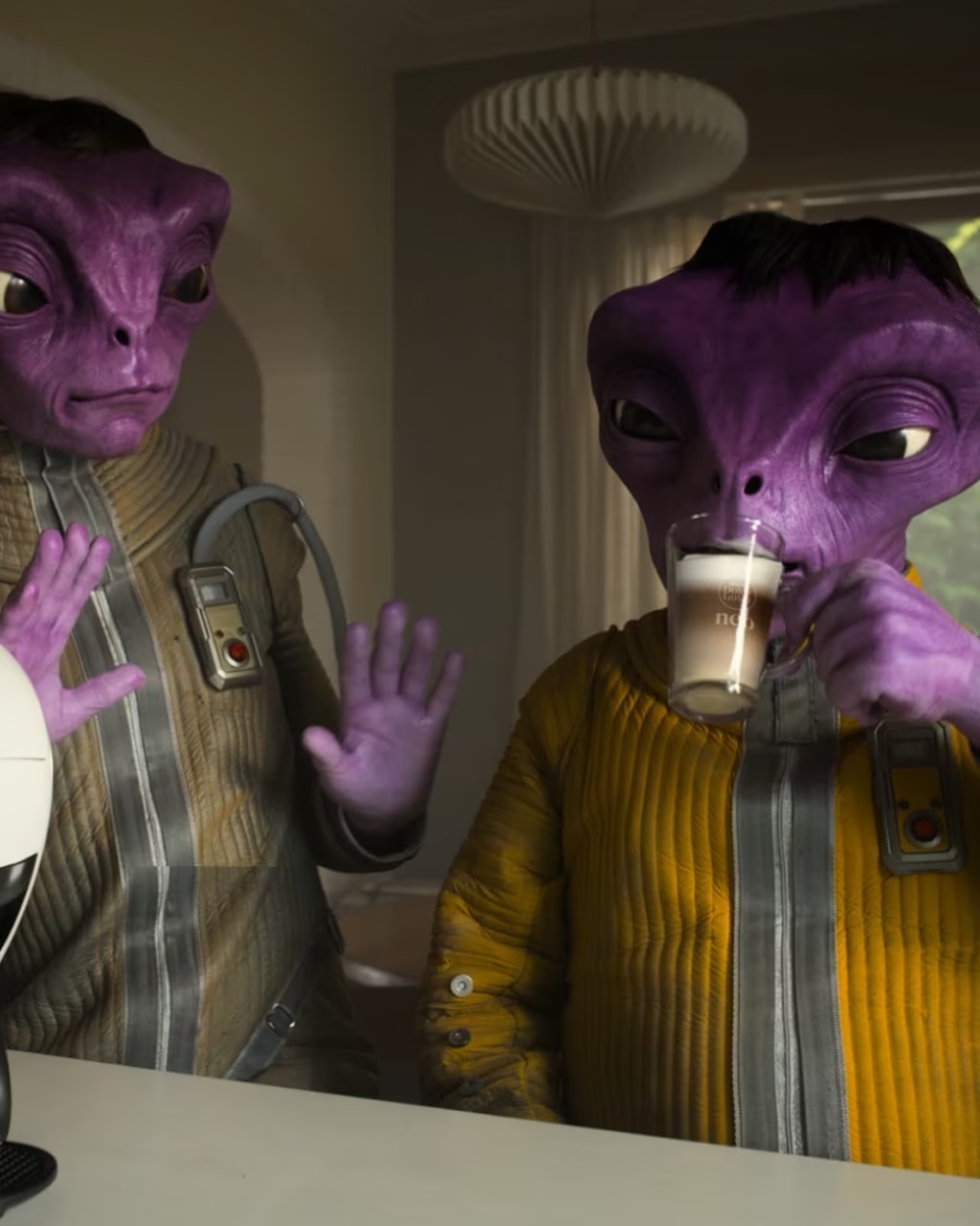 Vidéo d’aliens savourant du café ou choisissant différentes variétés, et démontrant l’extraction du café avec une machine NEO Latte.