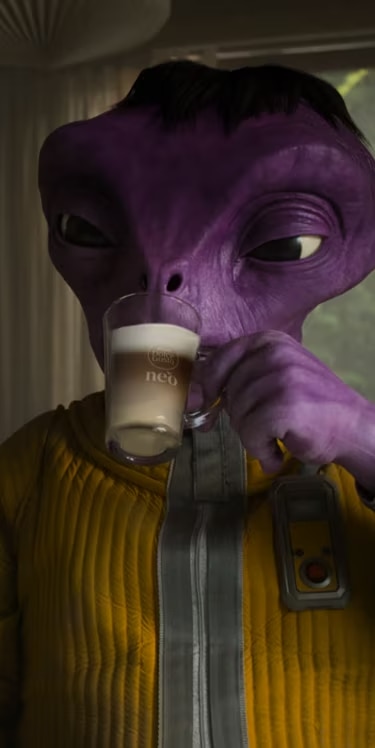 Video-Vorschau der NEO Latte Kampagne mit einer NEO Latte Maschine und zwei Aliens