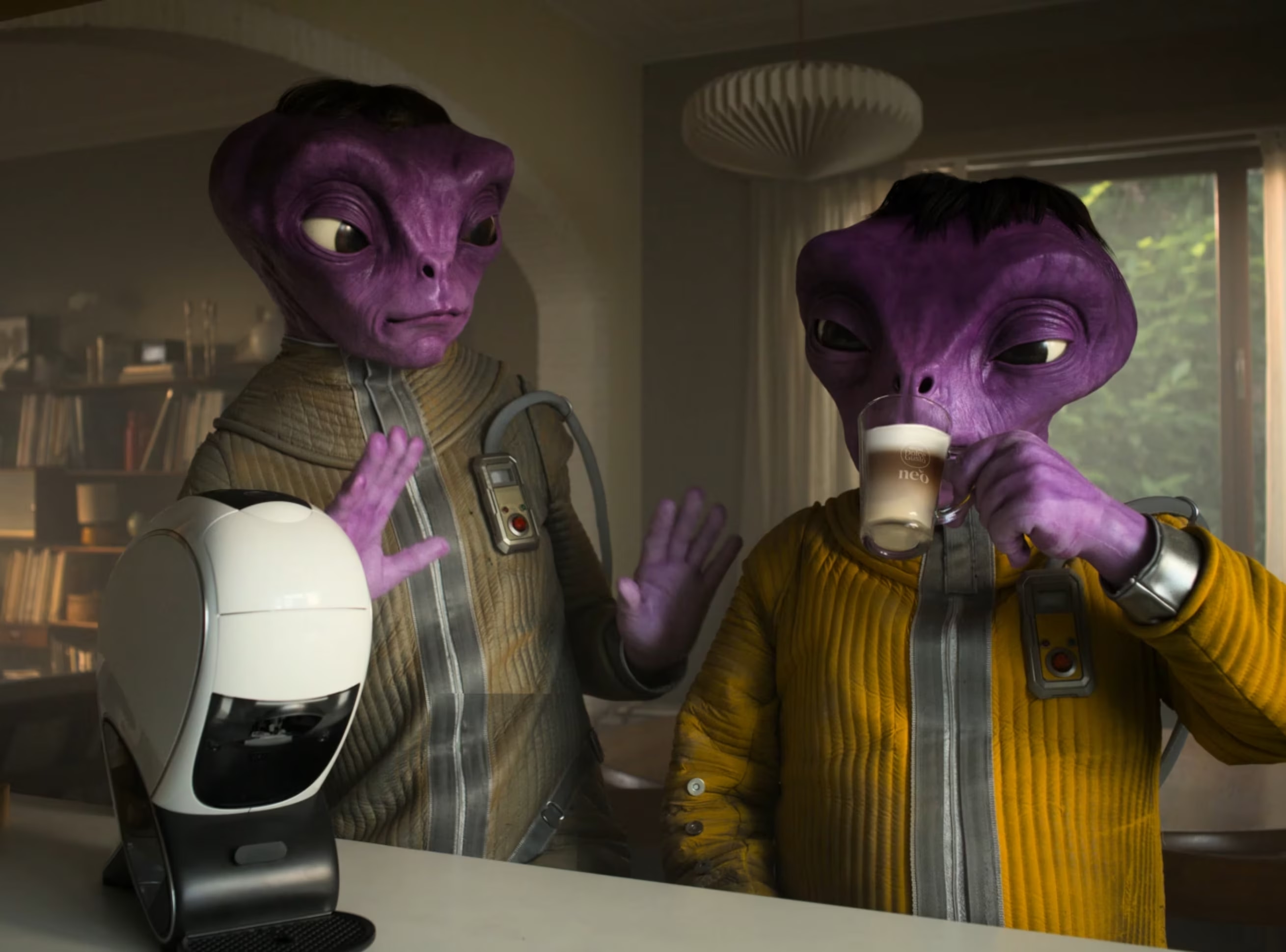 Video-Vorschau der NEO Latte Kampagne mit einer NEO Latte Maschine und zwei Aliens