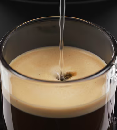 Alien-Hand nutzt die App, um die Kaffeemenge anzupassen