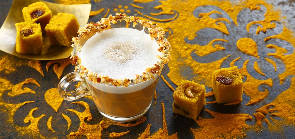 Zwei Gläser Cappuccino Ice Cocktail, drappiert mit exotischen Früchten