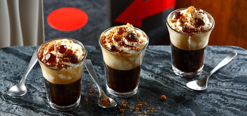 Café Barista im Glas mit Tiramisuhaube