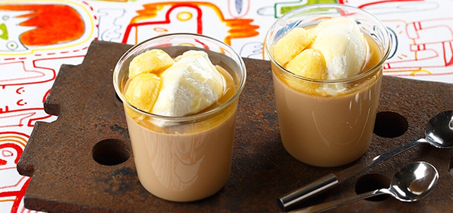 Latte Macchiato mit eisgekühltem Cheesecake