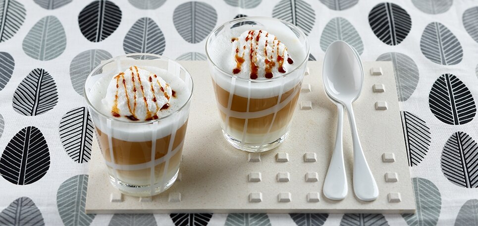 Zwei Latte Macchiato in Gläsern mit Baiser-Haube