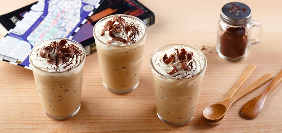 Drei Lungo frappé im Glas mit Vanilleeis und Schokostreuseln