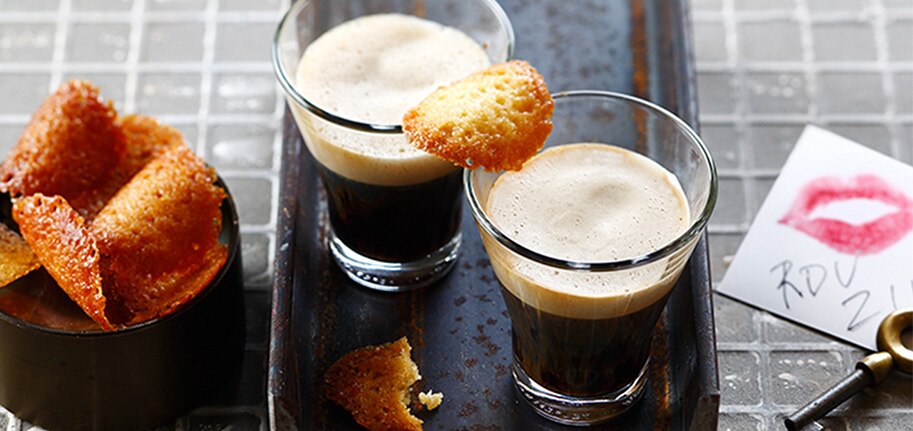 Ristretto Ardenza Kaffeerezept mit Lakritzmilch-Espuma und Knuspergebäck