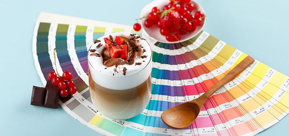 Glas CAPPUCCINO mit Mousse au Chocolat und roten Früchten