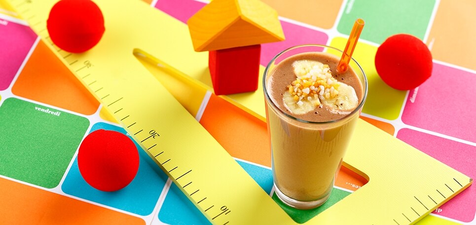 Ein Glas NESQUIK® mit Eis